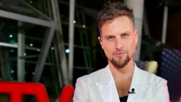 Captan a Jean-Philippe Cretton con misteriosa mujer y crecen rumores de romance