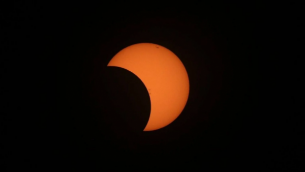 El ballet cósmico ha empezado: ¿A qué hora se puede ver el primer eclipse solar del año?
