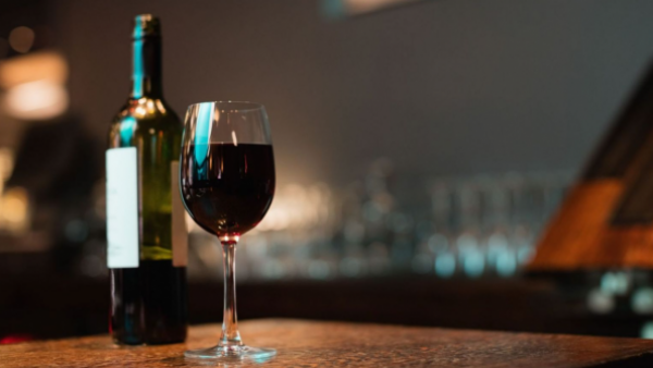 Empresa retira 40 mil botellas de vino chileno en Japón
