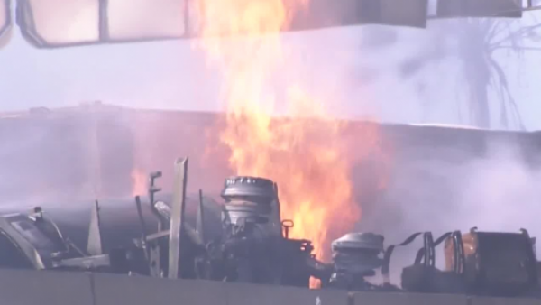 "La gente salió corriendo pensando que era un terremoto": Testigo del incendio relata el momento de la explosión
