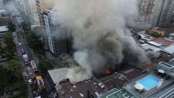Incendio afecta a cité en pleno centro de Santiago
