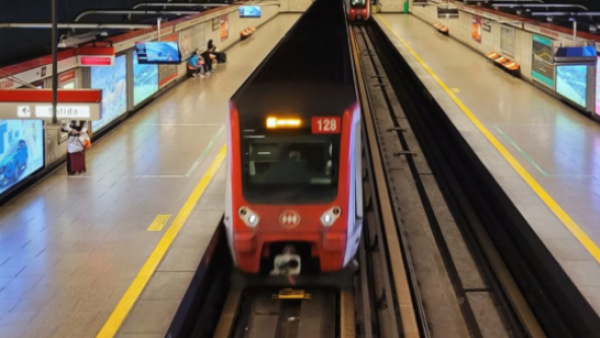 Conoce cuál es: Metro de Santiago sigue con la instalación de puertas en los andenes de la Línea 1
