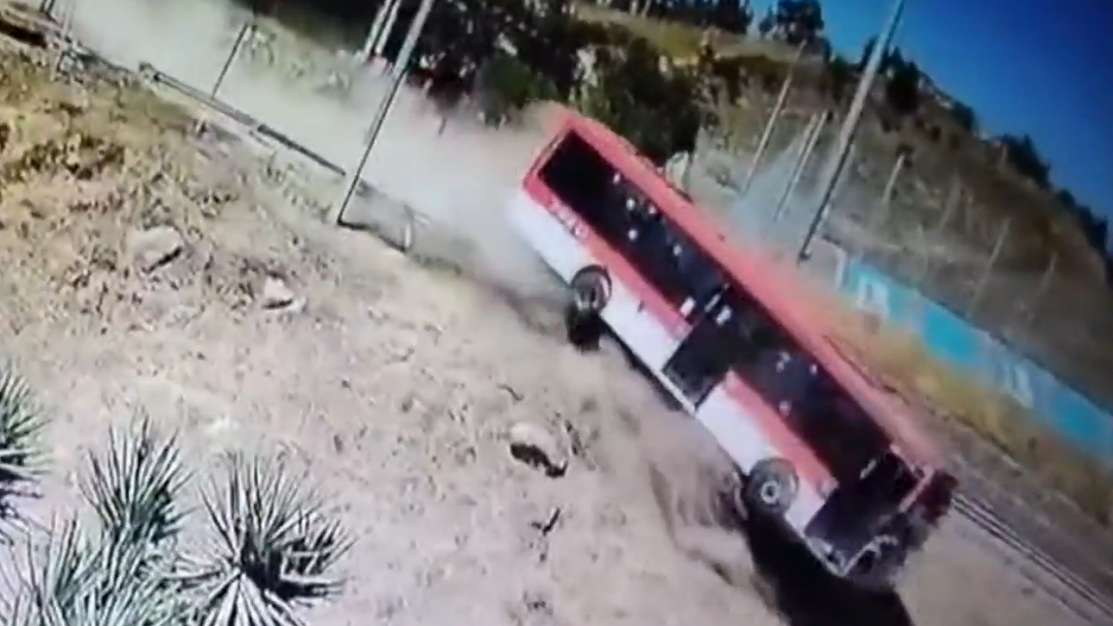 VIDEO | Así se desbarrancó el bus RED en Lo Barnechea
