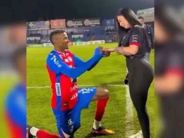 Pidió matrimonio tras ganar un partido y 72 horas después confirmó la ruptura