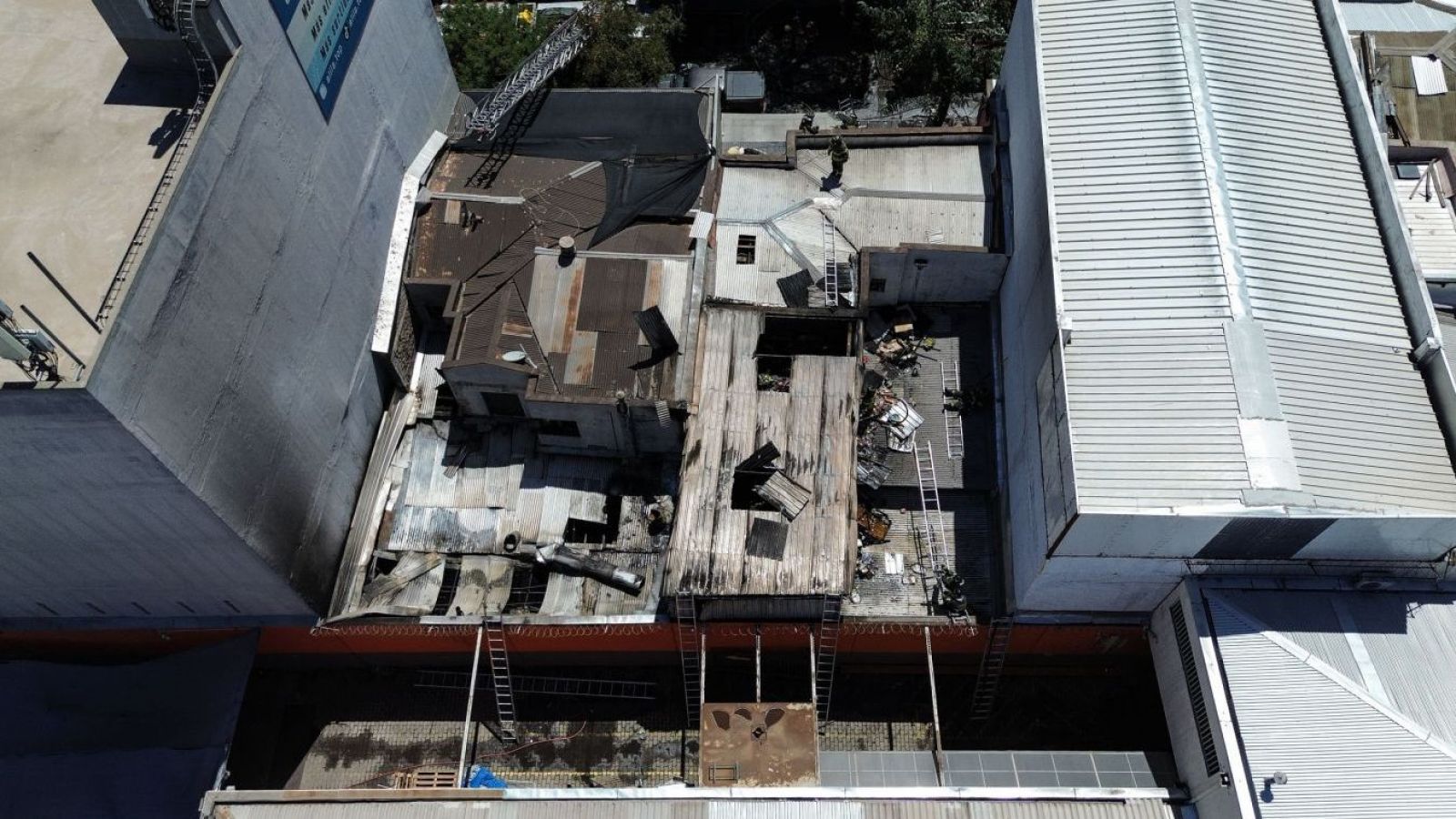 Tres heridos por explosión e incendio en local de comida china de barrio Meiggs