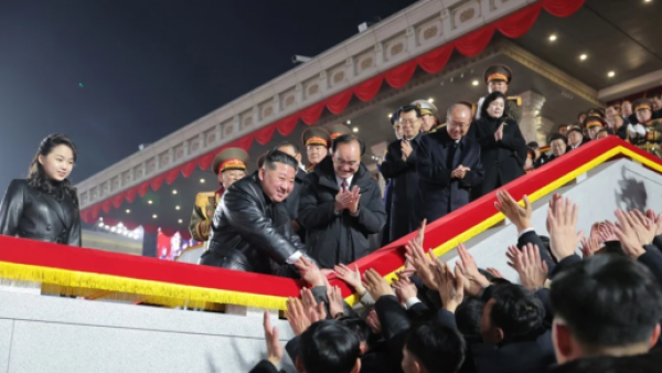 ¿Sucesora? Hija de Kim Jong-un participa de desfile militar en Corea del Norte
