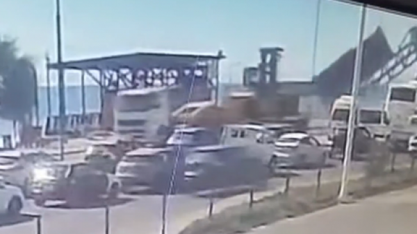 Camión impacta letrero de información de tránsito en Antofagasta
