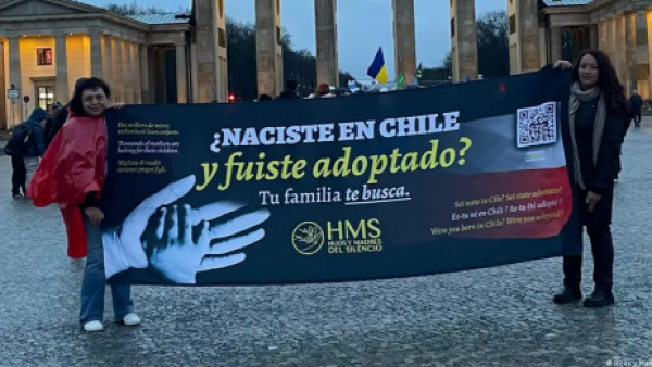 <p>Chilenos adoptados irregularmente en Alemania buscan sus orígenes</p>Chilenos adoptados irregularmente en Alemania buscan sus orígenes
