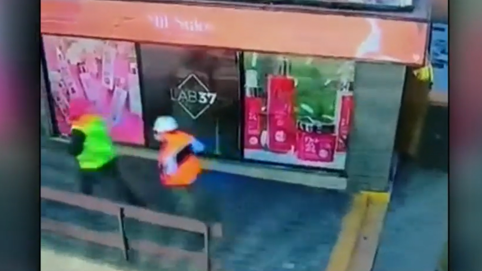 VIDEO | Así fue el robo de joyería de Providencia por delincuentes vestidos de constructores
