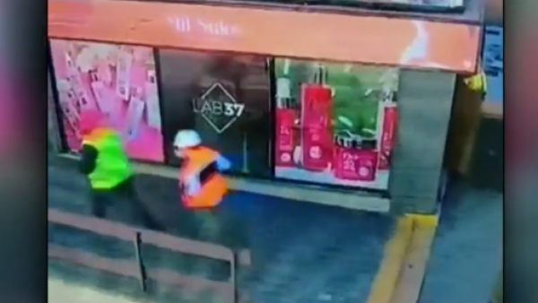 VIDEO | Así fue el robo de joyería de Providencia por delincuentes vestidos de constructores
