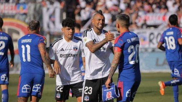 El abrazo de bicampeones de América en Macul: El celebrado saludo entre Vidal y Aránguiz en el clásico
