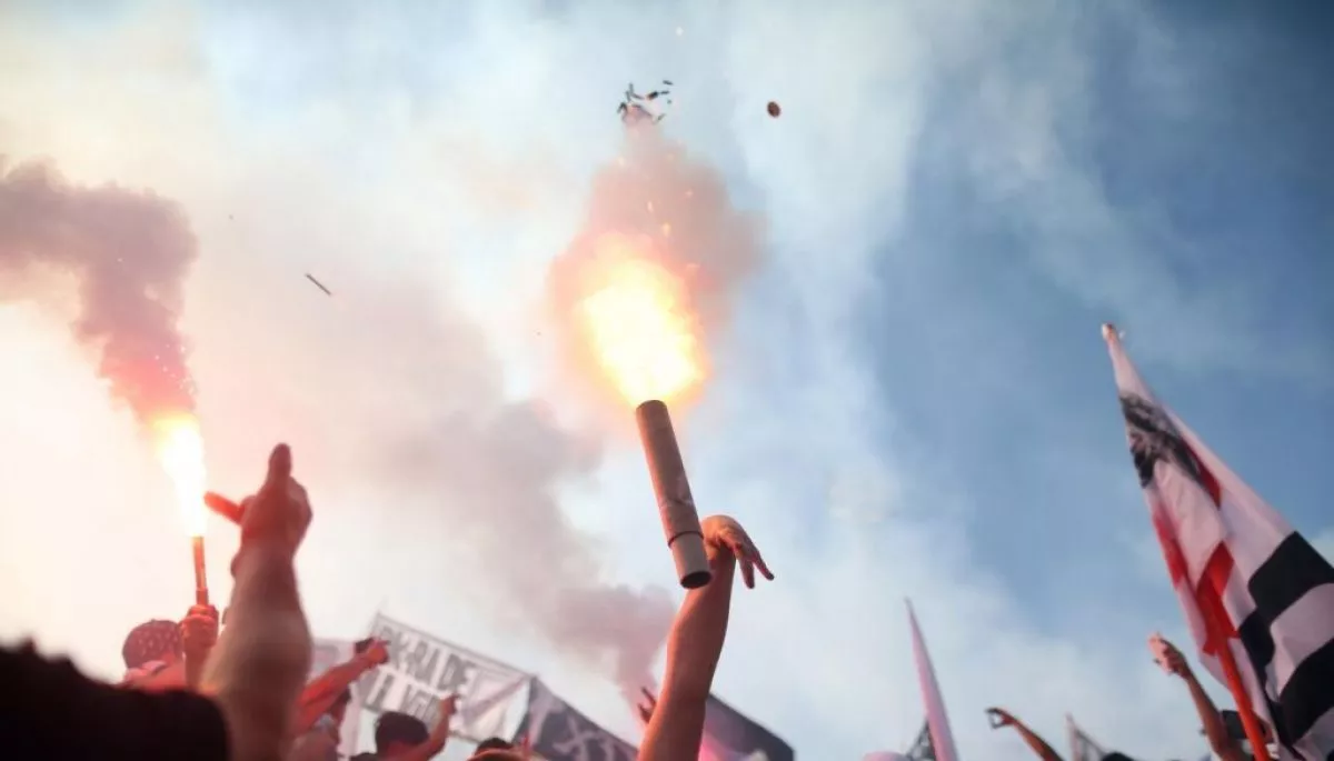 Enfrentamiento entre hinchas de la U y Colo Colo deja un muerto en ...