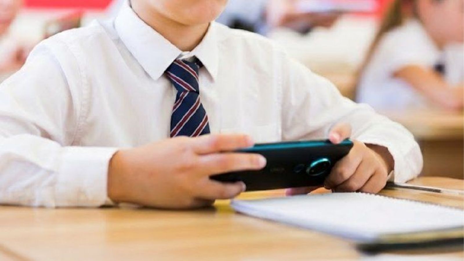 Chilenos opinan: colegios sin celulares
