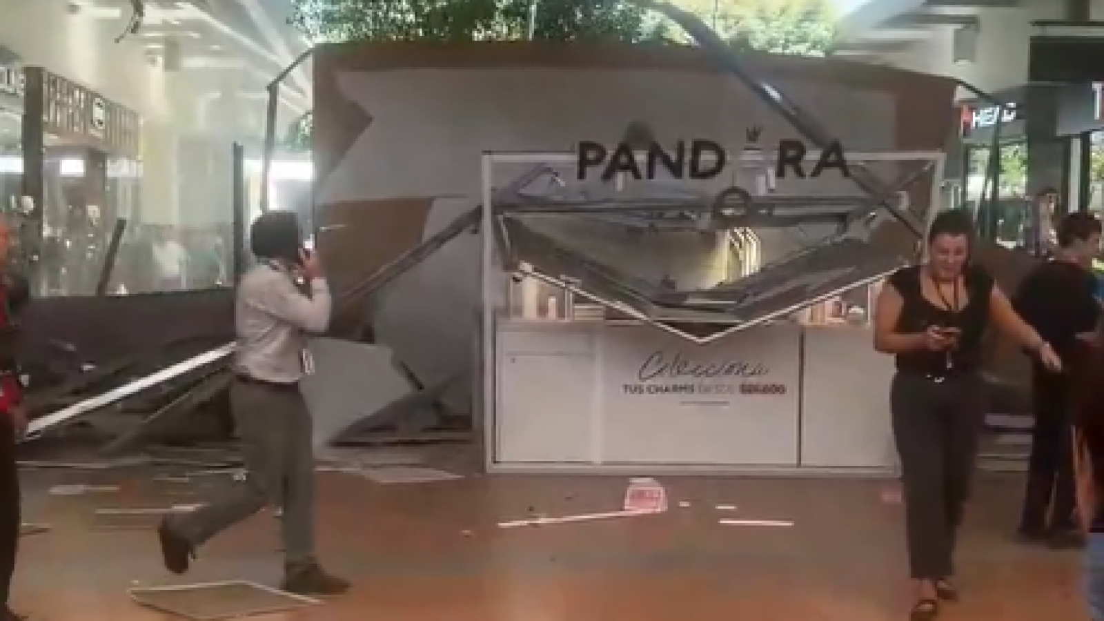 Caída de techo en Mall Portal Belloto deja tres personas lesionadas