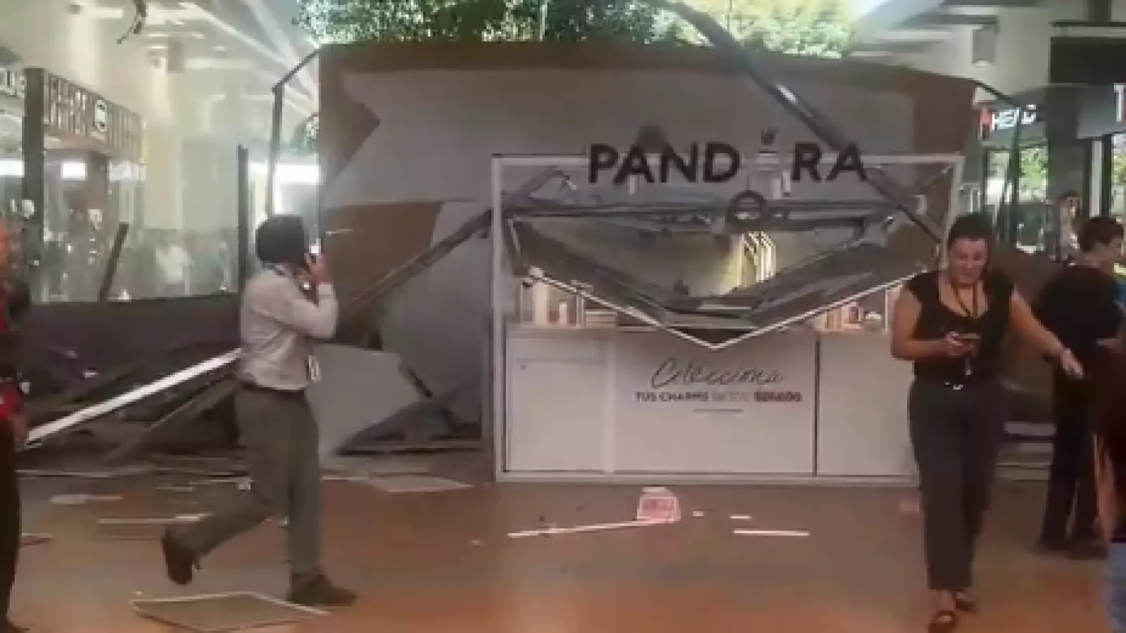 Caída de techo en Mall Portal Belloto deja tres personas lesionadas