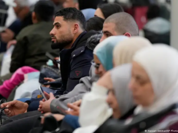 Miles de viajeros varados en aeropuertos de Medio Oriente