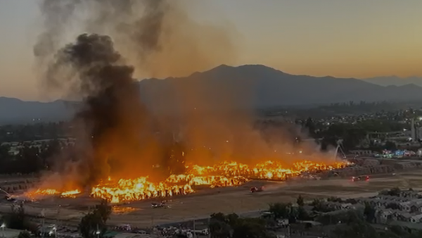 Registros dan cuenta de magnitud de incendio en Papelera de Puente Alto
