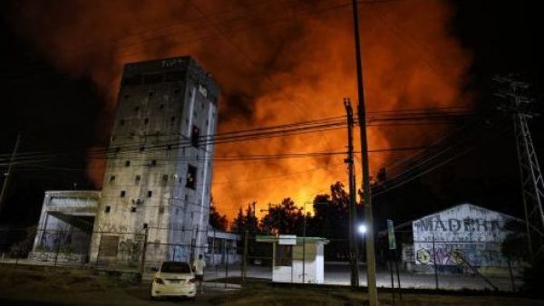 CMPC descarta presencia de "material tóxico" y "químico" tras incendio en su planta de Puente Alto
