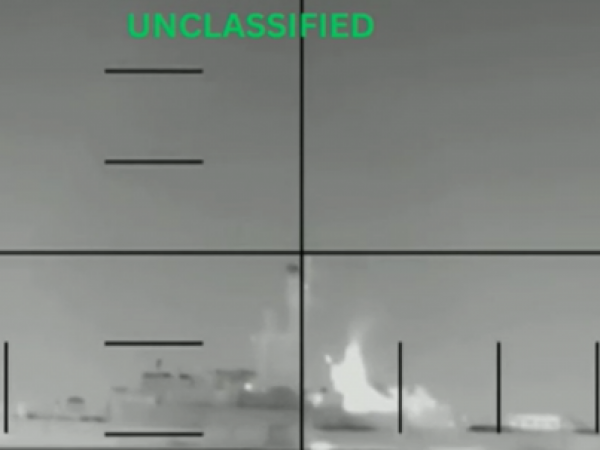 IMÁGENES: Submarino de EE.UU. hunde buque de guerra iraní con torpedo