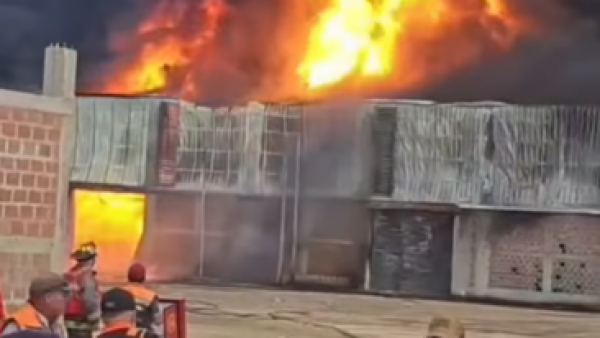<p>Bomberos de Arica cruzan a Perú para combatir incendio en Tacna</p>Bomberos de Arica cruzan a Perú para combatir incendio en Tacna
