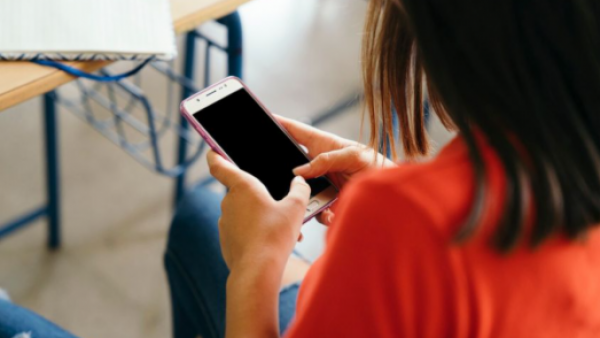 Ya entró en vigencia: Lo que debes saber sobre la prohibición de celulares en colegios

