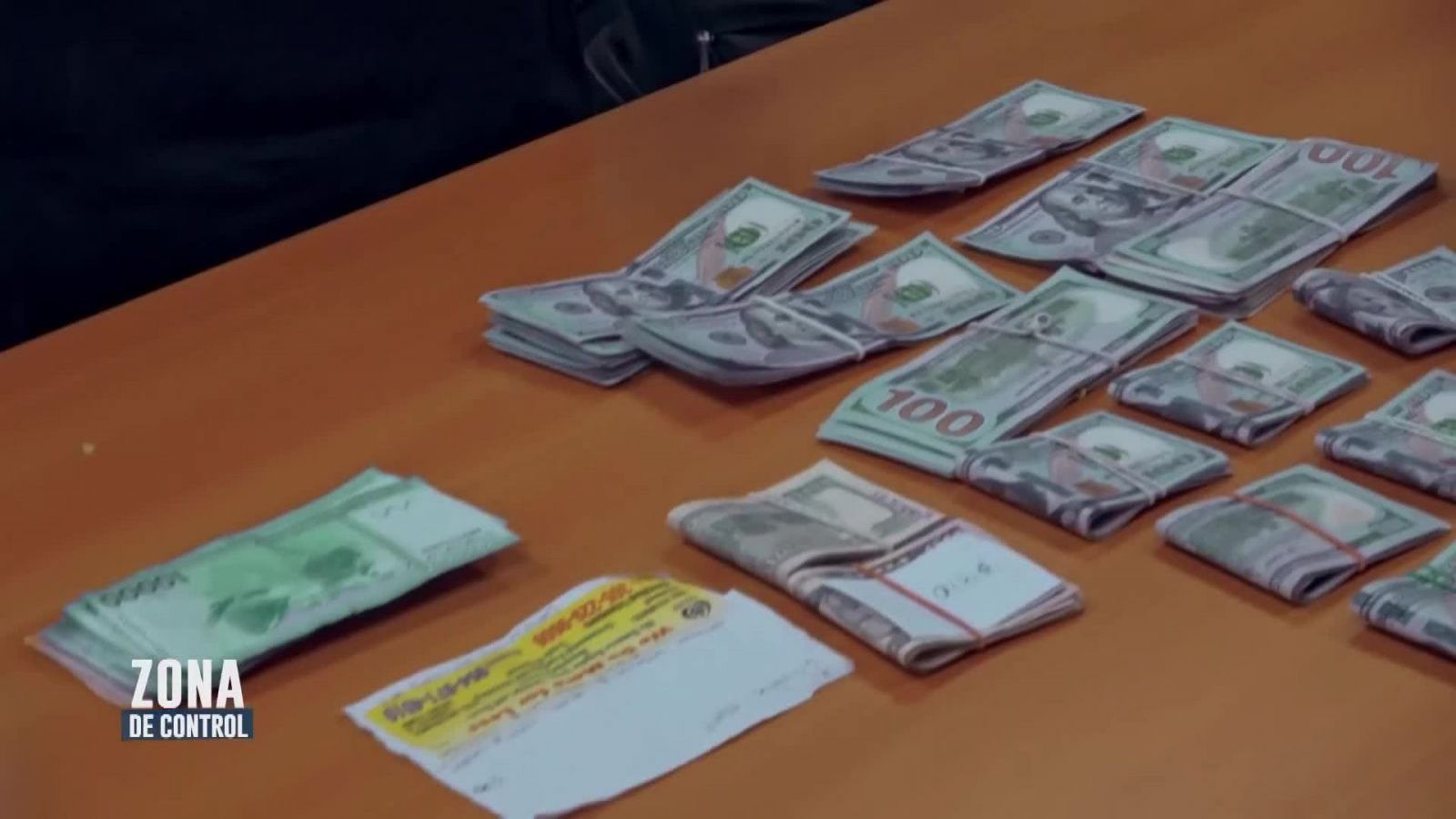 Quedó detenida: mujer ocultaba más de 17 mil dólares en toallas femeninas
