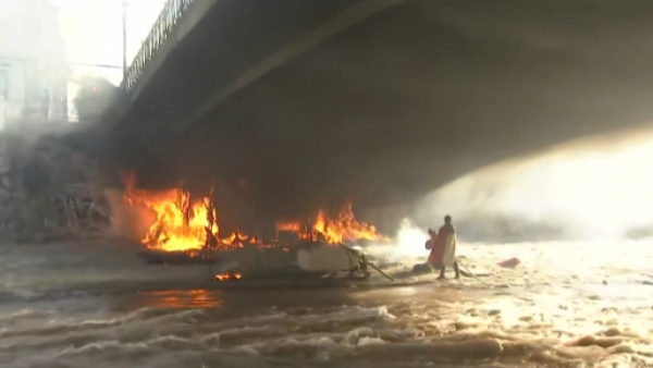 Durante operativo de retiro de rucos: Registran gran incendio en ribera del río Mapocho
