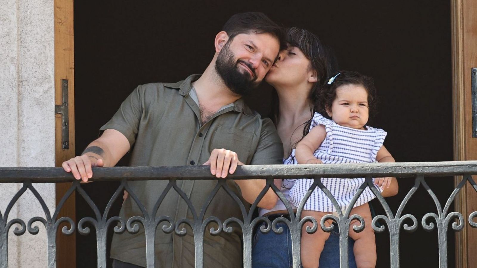 Con su familia presente: Boric se despide en La Moneda y agradece a sus adherentes