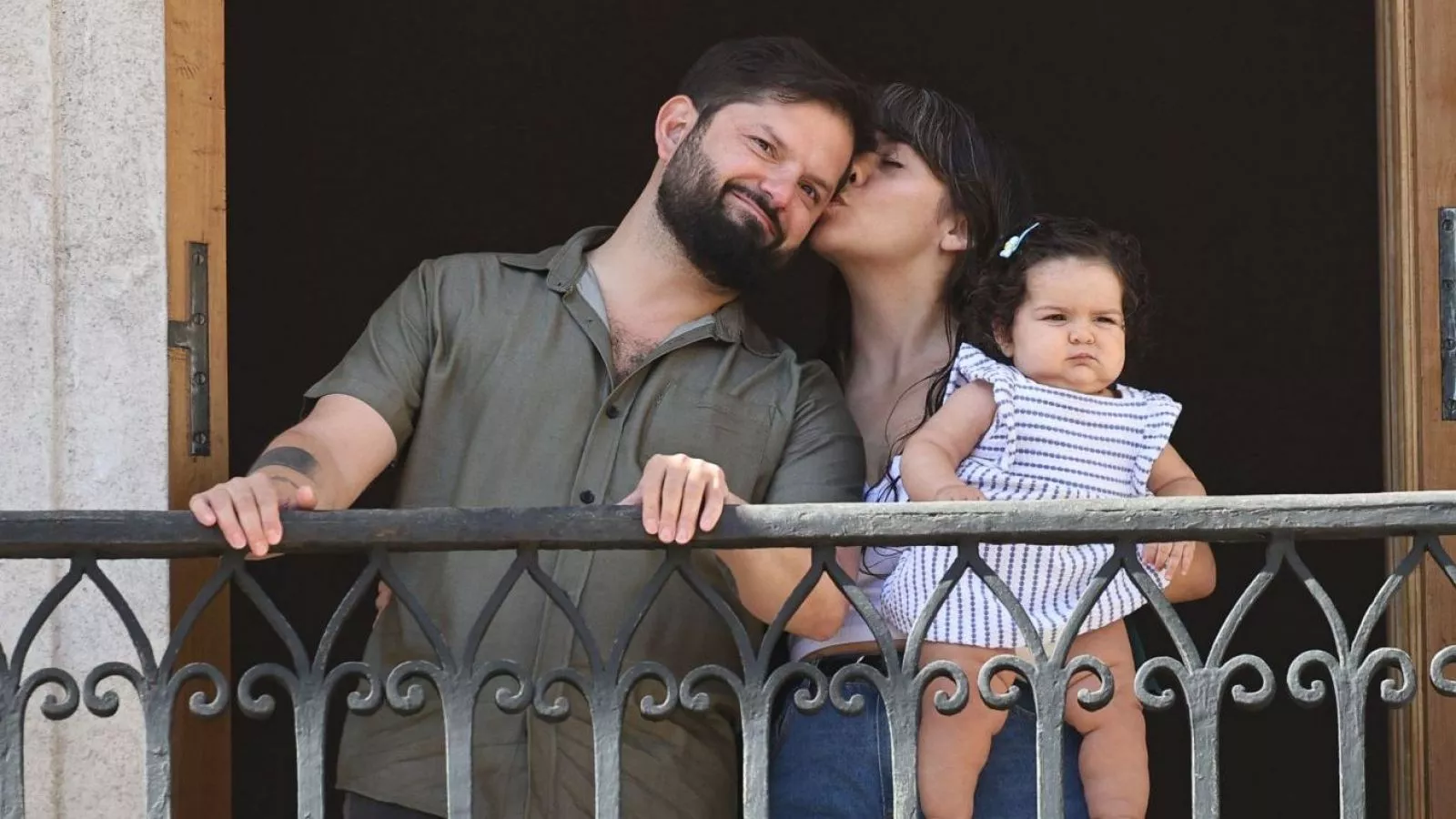 Con su familia presente: Boric se despide en La Moneda y agradece a sus adherentes