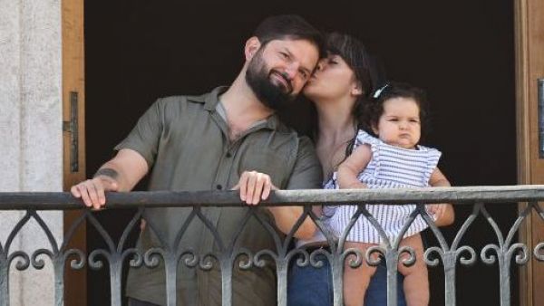 <p>Con su familia presente: Boric se despide en La Moneda y agradece a sus adherentes</p>Con su familia presente: Boric se despide en La Moneda y agradece a sus adherentes
