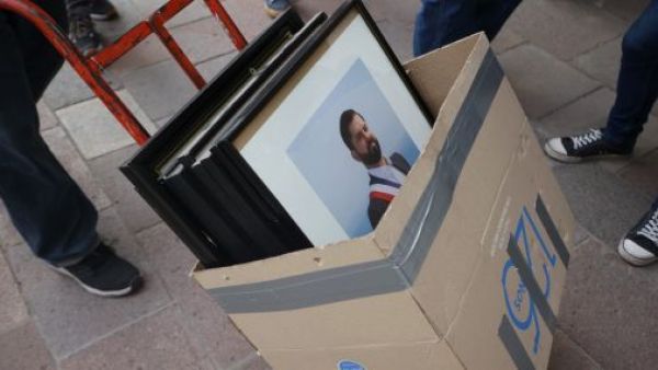 El fin de la era Boric: Comienza el retiro de la foto oficial del Presidente en La Moneda
