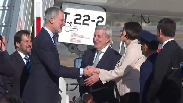 Rey Felipe VI de España llega a Chile como invitado al cambio de mando presidencial
