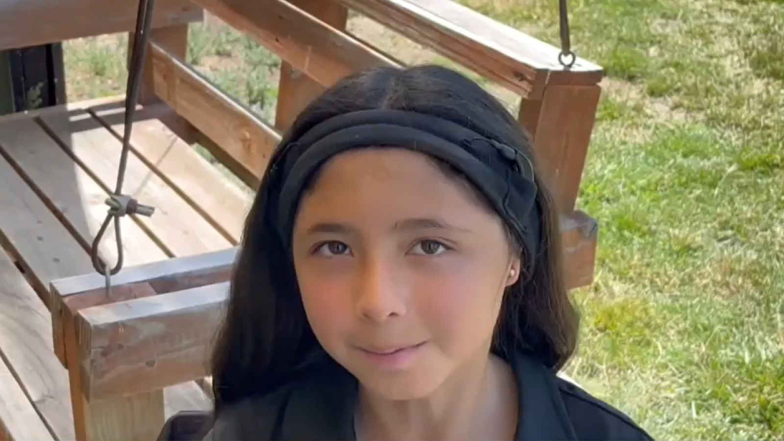 Paula, la niña que escuchó por primera vez gracias a histórico implante en el sistema público
