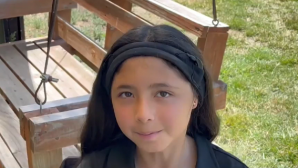 Paula, la niña que escuchó por primera vez gracias a histórico implante en el sistema público

