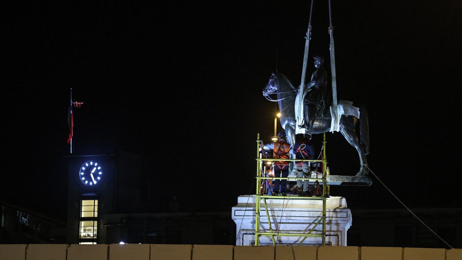 "Es hacer justicia": Regresa estatua de general Baquedano tras casi cinco años
