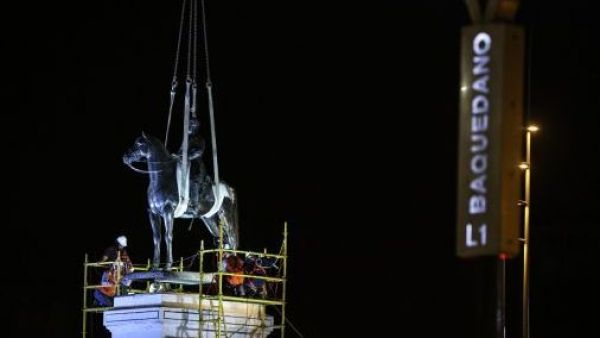 Estatua del General Baquedano regresa a Plaza Italia luego de cinco años
