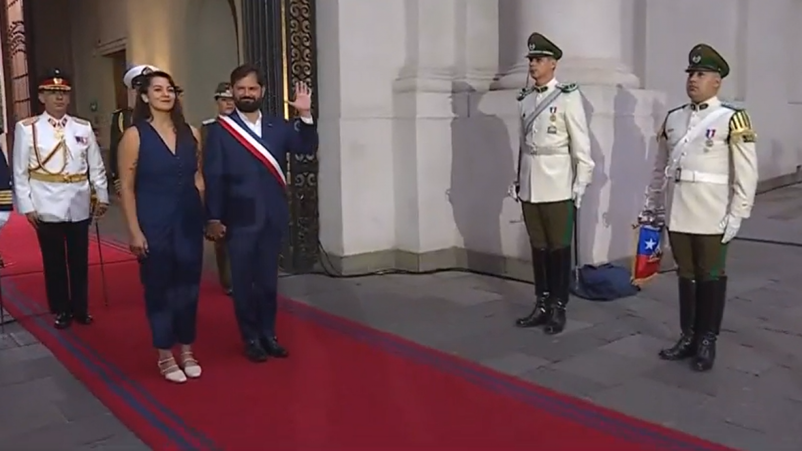 Presidente Gabriel recibe los últimos honores de Guardia de Palacio en La Moneda
