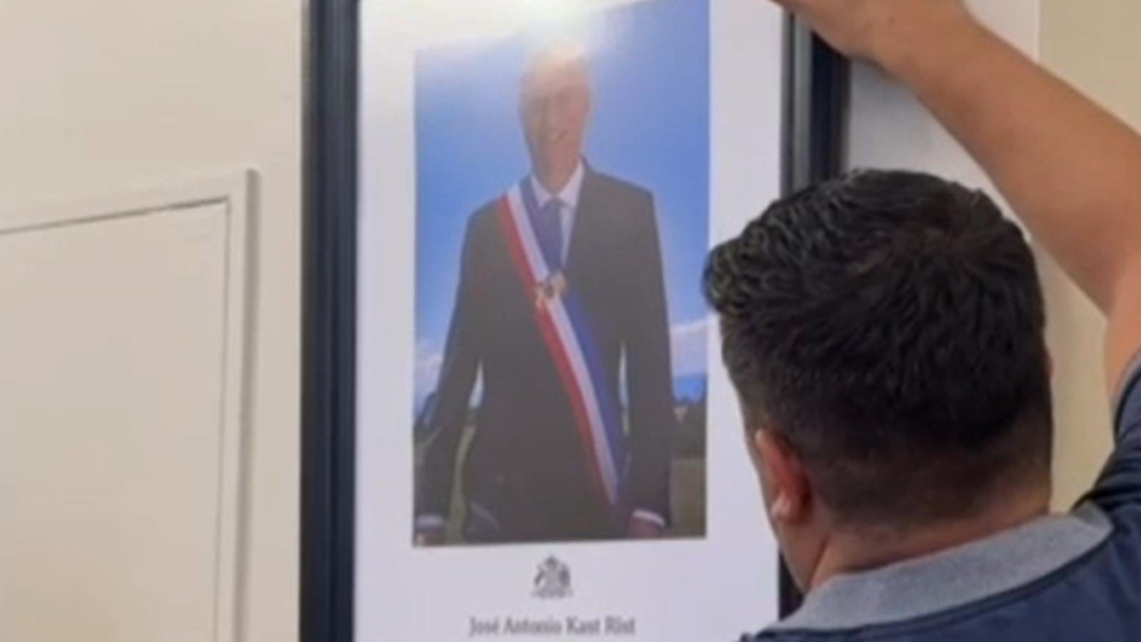 Los registros del cambio de foto presidencial en las dependencias públicas
