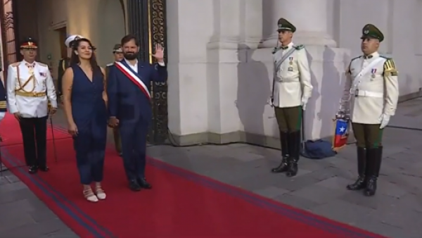 Presidente Gabriel recibe los últimos honores de Guardia de Palacio en La Moneda
