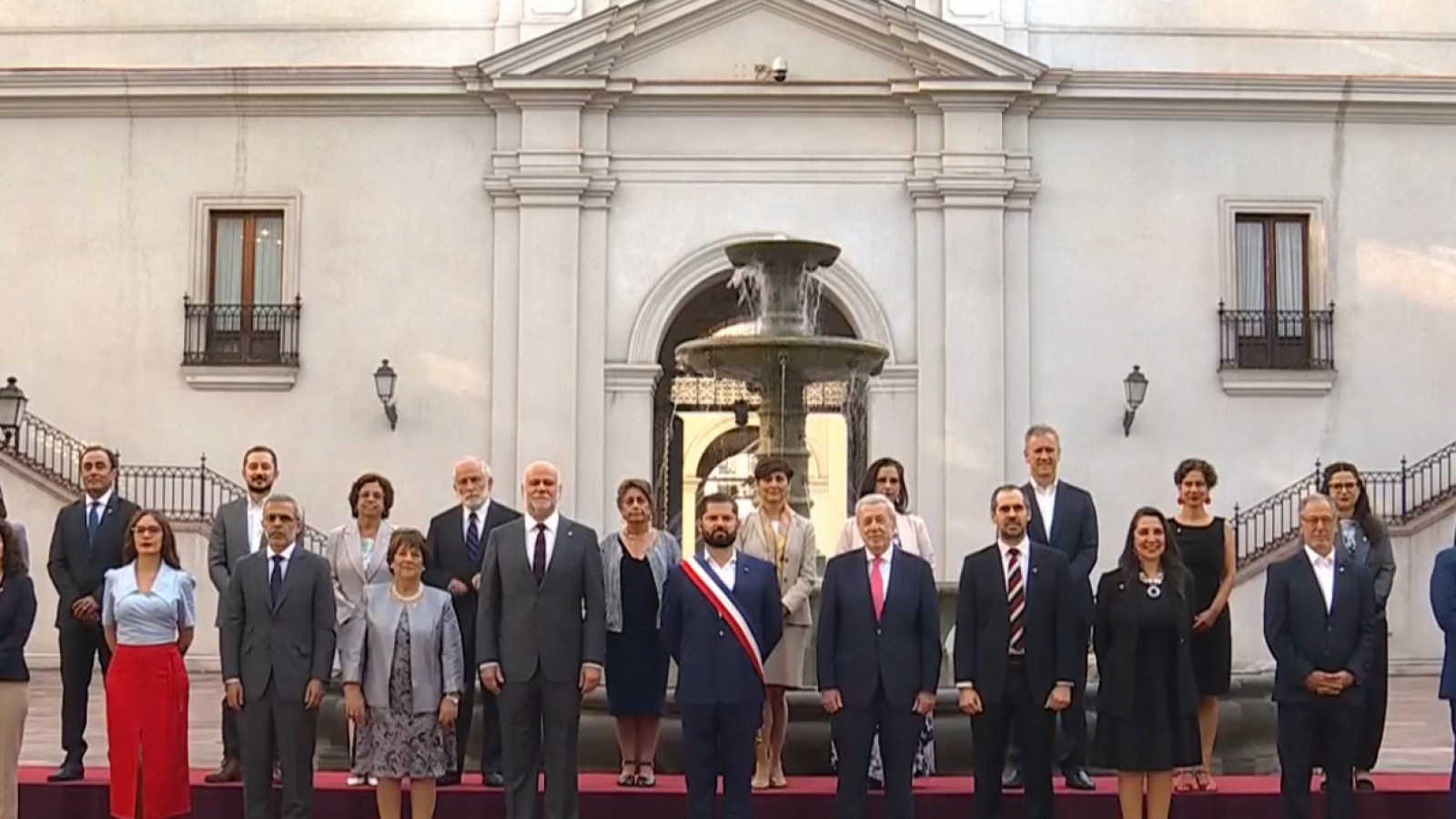La última foto oficial del Presidente Gabriel Boric Font con su gabinete en La Moneda
