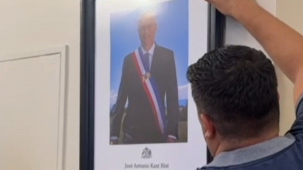 Los registros del cambio de foto presidencial en las dependencias públicas
