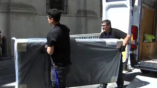 Llegan los muebles del Presidente Kast a La Moneda
