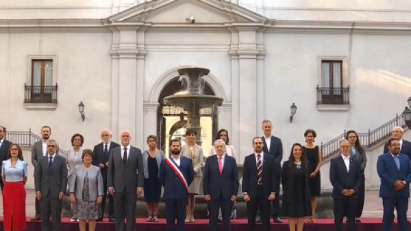 La última foto oficial del Presidente Gabriel Boric Font con su gabinete en La Moneda

