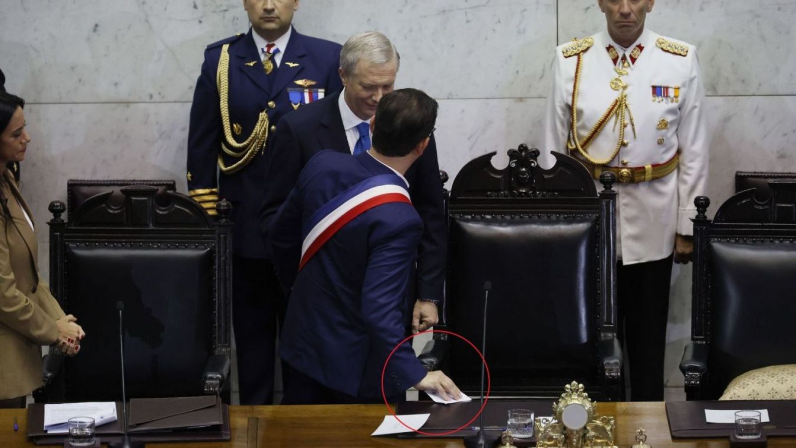 El gesto que llamó la atención: el papel que Gabriel Boric le dio a José Antonio Kast durante el cambio de mando