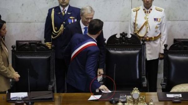 El gesto que llamó la atención: el papel que Gabriel Boric le dio a José Antonio Kast durante el cambio de mando