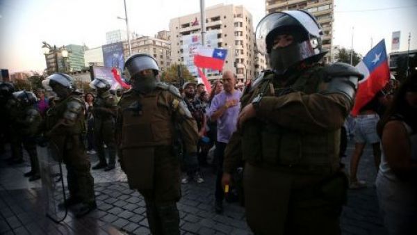 Otro carabinero herido grave, ahora en manifestaciones contra Kast en Santiago