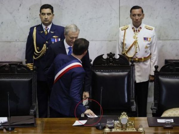 El gesto que llamó la atención: el papel que Gabriel Boric le dio a José Antonio Kast durante el cambio de mando