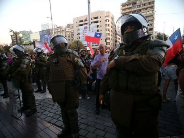 Otro carabinero herido grave, ahora en manifestaciones contra Kast en Santiago