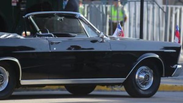 Así fue el arribo del histórico Ford Galaxie que trasladará al Presidente José Antonio Kast
