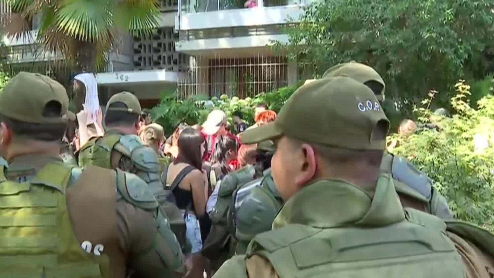 Estudiantes protagonizan protesta en colegio de Ñuñoa donde llegará el Presidente Kast
